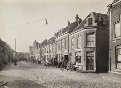 863671 Gezicht op de voorgevels van de panden Waterstraat 29 (rechts, melkwinkel D. van Veen) - hoger in Wijk C te ...